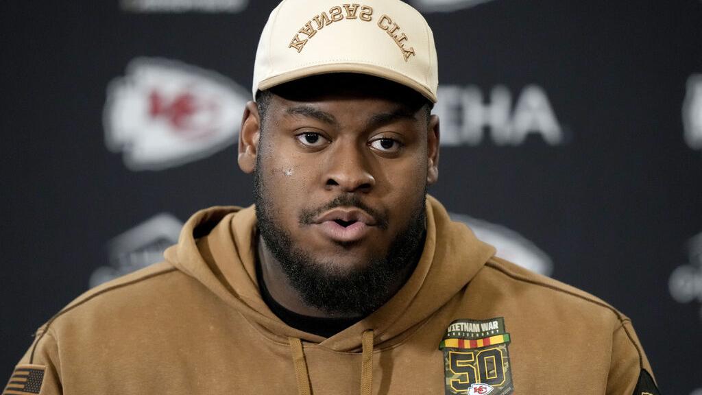 Chiefs lineman shares WWE title belt with frightened boy after parade shooting